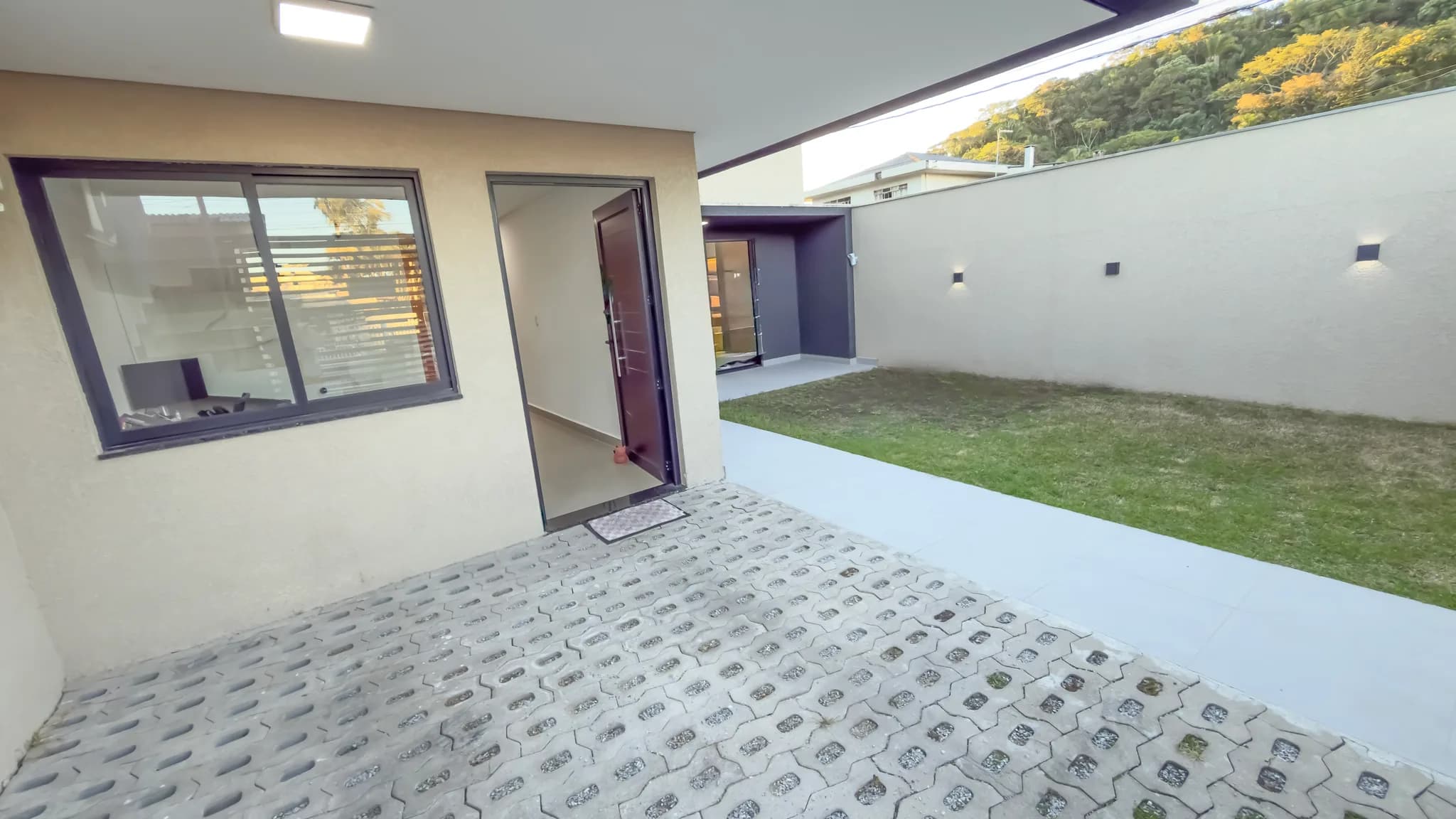 SOBRADO DE ESQUINA COM AMPLO TERRENO PRIVATIVO NO CENTRO DE MATINHOS